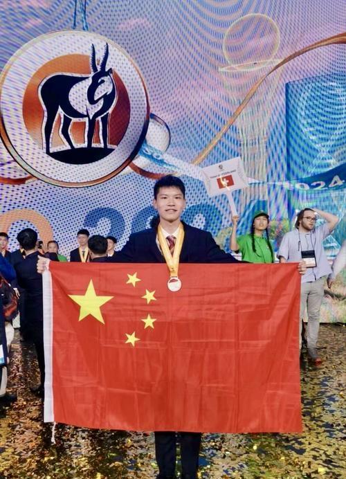半岛体育官网入口-关于冠军新星崭露头角，引领团队登上领奖台的信息